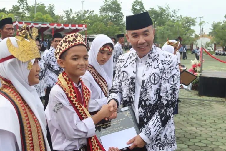 Bupati Way Kanan menghadiri Upacara Peringatan Hari Guru dan HUT PGRI Ke-79 Tingkat Kabupaten Way Kanan Tahun 2024
