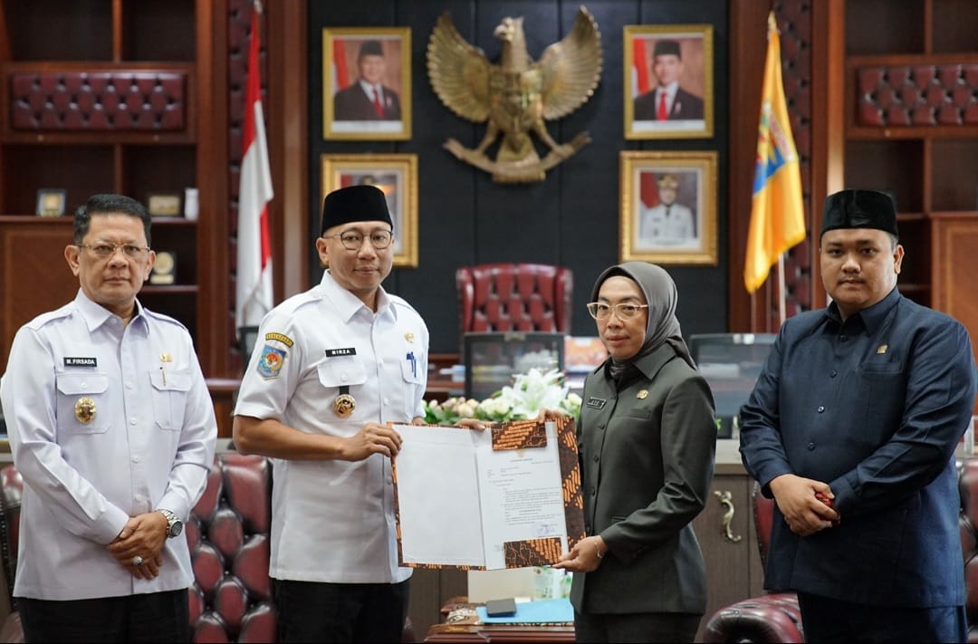 Ayu Asalasiyah  Terima SK (Plt) Bupati Way kanan