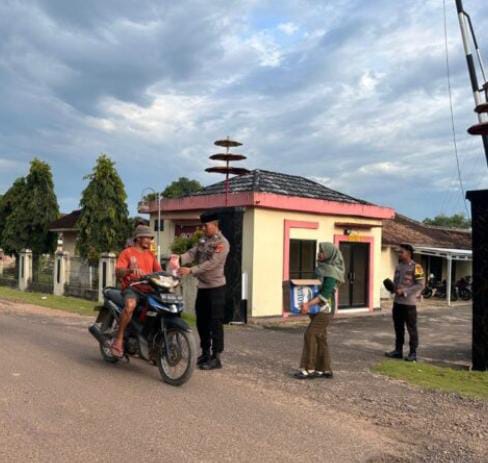 Polsek Pakuan Ratu Polres Way Kanan Membagikan Takjil Kepada Puluhan Pengendara Kendaraan Bermotor (ranmor) di Depan Mako Polsek Pakuan Ratu